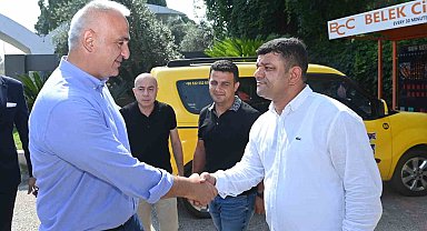 Bakan Ersoy, turizm bölgesi Belek'te taksici esnafıyla bayramlaştı