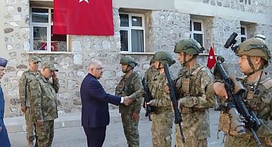 Bakan Güler Aktütün'de askerle bayramlaştı