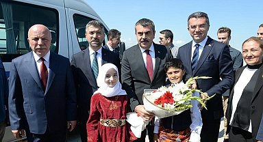 Bakan Tekin memleketi Erzurum'da