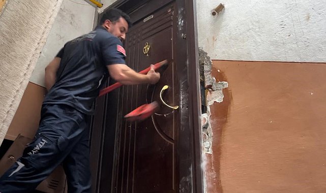 Balyoz kırıldı, çelik kapı kırılmadı, ev sahibinin kilitlediği kiracıyı itfaiye çıkardı