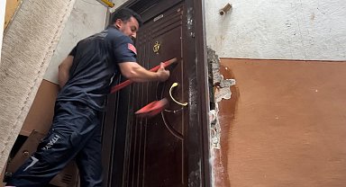 Balyoz kırıldı, çelik kapı kırılmadı, ev sahibinin kilitlediği kiracıyı itfaiye çıkardı