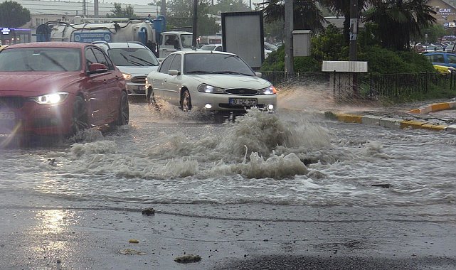 Bandırma'da sağanak: Cadde ve sokaklar göle döndü