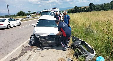 Bariyerlere çarpan araçta bulunan 4 kişi yaralandı