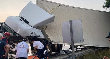 Bariyerlere çarpan tır ters döndü, 1 kişi hayatını kaybetti