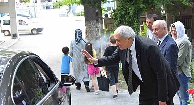 Başkan Bakkalcıoğlu mezarlık ziyaretine gelen vatandaşların bayramını kutladı