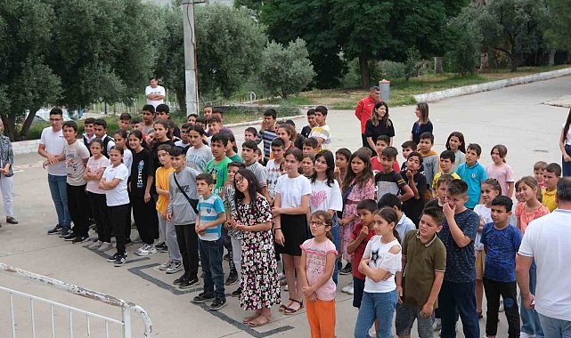 Başkan Çömden, öğrencilerin karne sevincini paylaştı