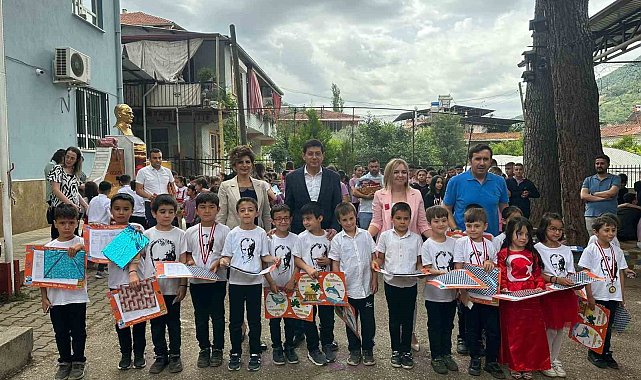 Başkan Özcan miniklerin karne sevincine ortak oldu