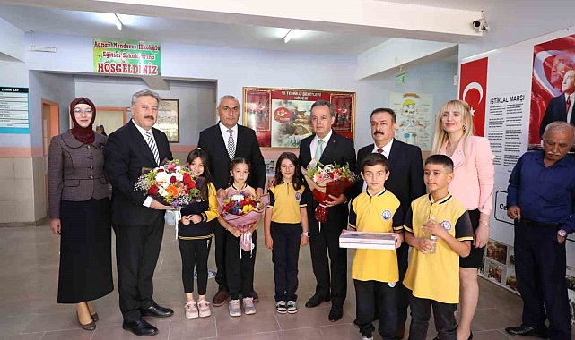 Başkan Palancıoğlu, minik öğrencilerin karnelerini verdi