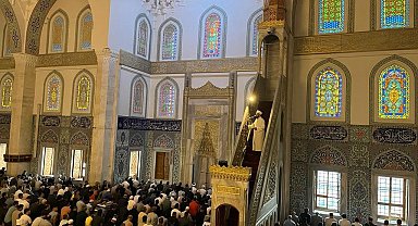 Başkentte vatandaşlar bayram namazı için camileri doldurdu