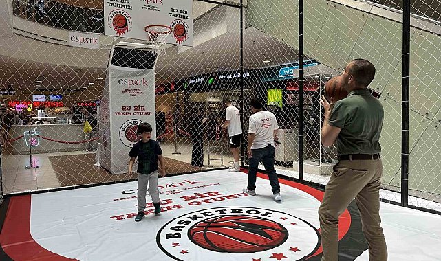 Basketbol şut yarışmasında babalar ve çocukları doyasıya eğlendi