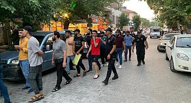 Basmane'de 120 düzensiz göçmen yakalandı