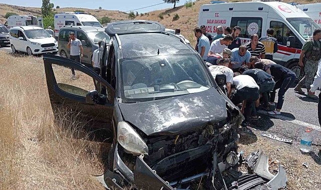 Batman'da hafif ticari araç ile otomobil çarpıştı: 6 yaralı