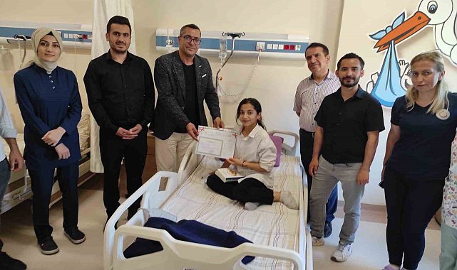 Batman'da karne gününde hastanede yatan öğrenciler unutulmadı