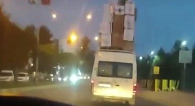 Batman'da taşıdığı eşyalarla minibüsün üzerine adet kule kurdu