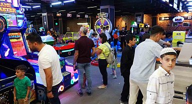Bayram harçlıklarını toplayan çocuklar oyun alanlarına koştu