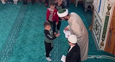 Bayram namazına gelen çocuklara sürpriz