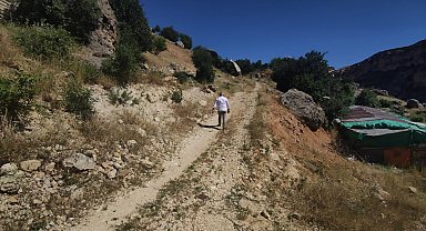 Bayram sabahı kaçan kurbanını bulmak için 3 gündür arazi arazi geziyor