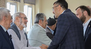 Bayram sevincini huzurevi sakinleri ve çocuklarla paylaştı