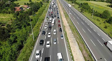 Bayram tatili için yollara akın ettiler: Ankara istikameti durma noktasına geldi
