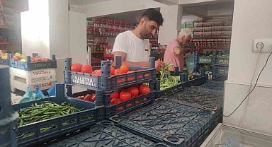 Bayramda nüfusu iki katına çıkan ilçede maket rafları boşaldı