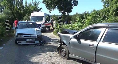 Bayramiç'te otomobiller kafa kafaya çarpıştı: 8 yaralı