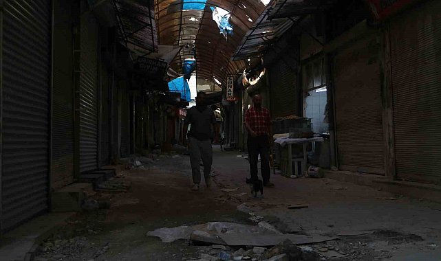 Bayramlarda cıvıl cıvıl olan enkaz kent, iş makinesi seslerinin susmasıyla sessizliğe büründü