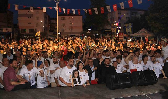 Belediye Derincespor, şampiyonluğu kent merkezinde kutladı