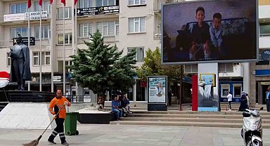Belediye işçisine meydandaki dev ekrandan sürpriz Babalar Günü kutlaması