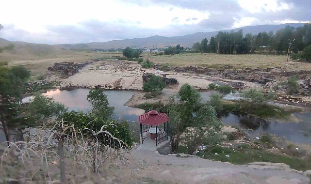 Bendimahi Çayı kurudu, yavru inci kefalleri mahsur kaldı