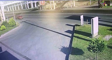 Benzin istasyonu girişinde motosiklet ve otomobil çarpıştı: Kaza anı kamerada