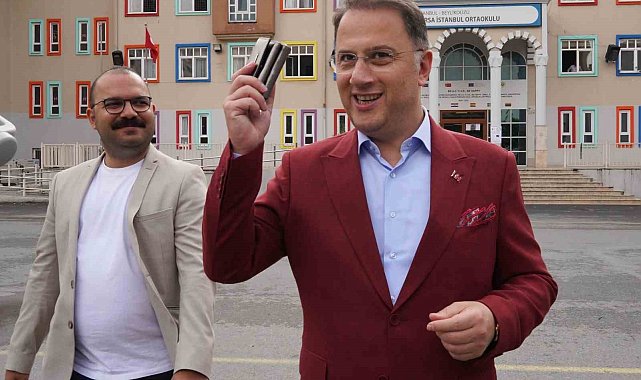 Beylikdüzü Belediye Başkanı Çalık sınava saniyeler kala bir öğrencinin yardımına koştu
