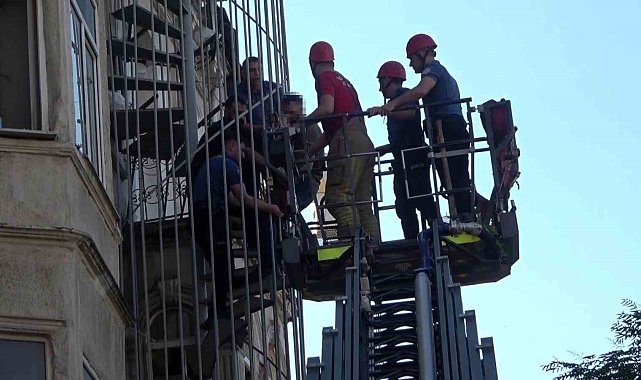 Beyoğlu'nda intihar etmek isteyen şahsı polis ekipleri kelepçeleyerek kurtardı