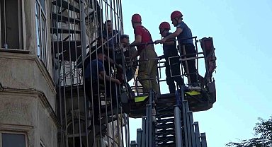 Beyoğlu'nda intihar etmek isteyen şahsı polis ekipleri kelepçeleyerek kurtardı
