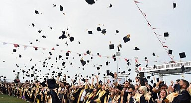 Bilecik Şeyh Edebali'de mezuniyet coşkusu