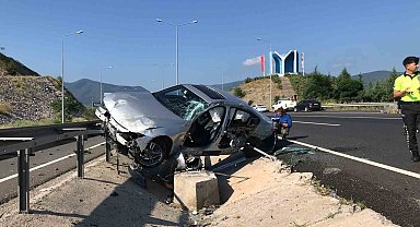 Bilecik'te otomobil bariyerlere çarptı: 2 yaralı