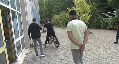 Bina görevlilerinin yardımıyla son dakikada sınava yetişti