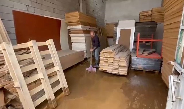 Bingöl'de sağanak sonrası iş yerlerini su bastı