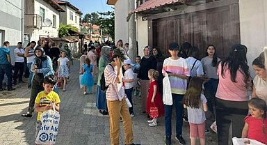 Binlerce çocuk 'Çörek Derme'ye akın etti
