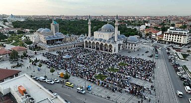 Binlerce kişi bayram namazında Mevlana Meydanı'nı doldurdu