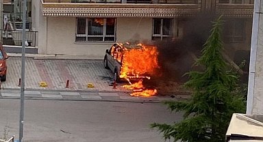 Bir anda yanmaya başlayan araç alev topuna döndü