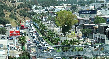 Bodrum'a 1 günde 25 bin araç giriş yaptı, 5 dakikalık yol 45 dakikaya çıktı