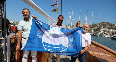 Bodrum'da okul gemisine 'mavi' bayrak