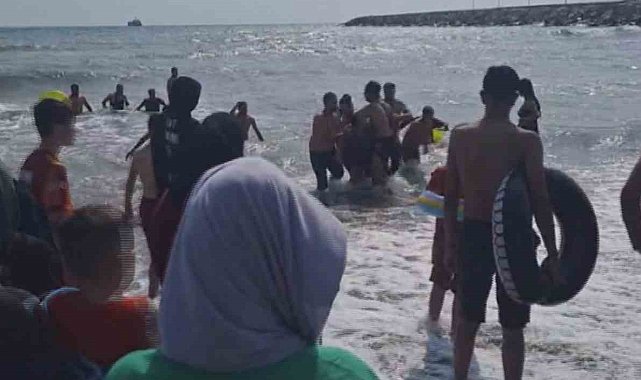 Boğulma tehlikesi geçiren 2 genci vatandaşlar kurtardı, o anlar kamerada