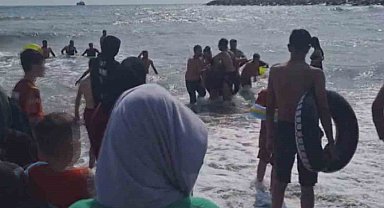 Boğulma tehlikesi geçiren 2 genci vatandaşlar kurtardı, o anlar kamerada