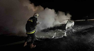 Bolu'da alev alev yanan otomobil hurdaya döndü