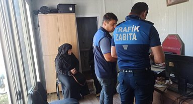 Boynuna astığı kartonla dilenerek dilsiz numarası yapan kadın zabıtadan kaçamadı