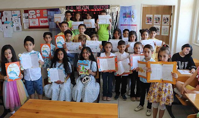 Bu okulda 10 ikiz ve 2 üçüz öğrenci karne heyecanı yaşadı