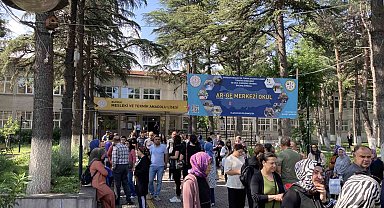 Burdur'da iki öğrenci AYT'ye 1 dakika geç kaldıkları için giremedi