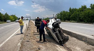 Burdur'da kontrolden çıkan otomobil refüjde ters döndü, 1 kişi yaralandı