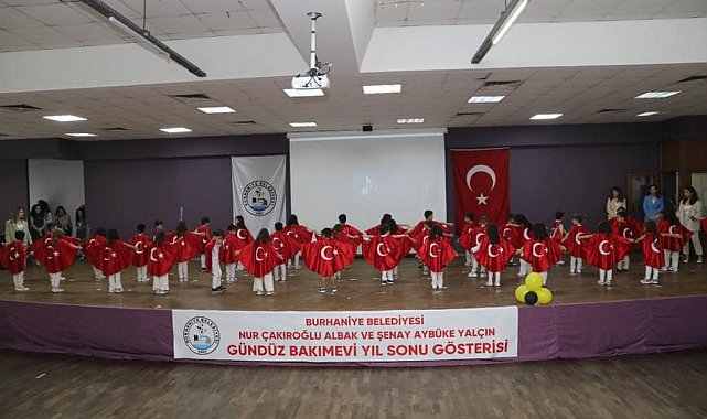 Burhaniye'de minik öğrencilerin mezuniyet coşkusu